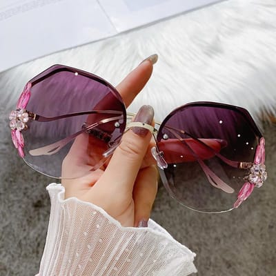 Diamant Inleg Zonnebril voor Dames Zomer Mode Randloos Diamant Geslepen Rand Bescherming Ultraviolette Zonnebril Elegante Ronde Gezicht Slank Makende Bril source factory straight hair
