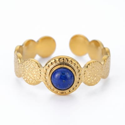 Lundholm Idun Ring Dames Goudkleurig – Premium Stainless Steel Gold PVD Plated – Verstelbare Ring met Blauwe Natuursteen Goud Kleurig Ringen Dames met Steen – One Size – Scandinavisch Design