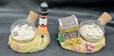 Decoratieve beeldjes "Schelpjes in fles" - Set van 2 stuks - meerkleurig - hoogte 5 x 8 x 6 cm - polyresin - Woonaccessoires - Decoratieve beelden