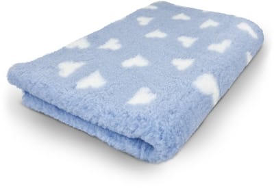 Vet Bed - Lichtblauw met Witte Hartjes - Antislip Hondenmat - 2 Stuks - 75 x 50 cm - Lichtblauw - Waterafstotend - Latex Antislip - Benchmat Hond - Hondendeken - Hondenkleed - Machinewasbaar