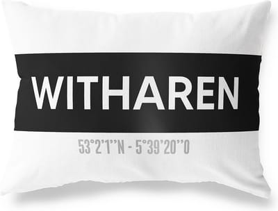 Tuinkussen WITHAREN - OVERIJSSEL met coördinaten - Buitenkussen - Bootkussen - Weerbestendig - Jouw Plaats - Studio216 - Modern - Zwart-Wit - 50x30cm