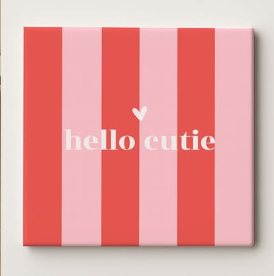 Keramische Kunsttegel 15x15cm – “Hello Cutie” Roze en Rood Gestreept Ontwerp – Schattige Moderne Muurdecoratie voor Slaapkamer & Cadeau Idee