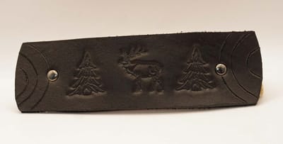 Leren zwart haarclip hert bij dennebomen - lederen hert haarclips - haarclip hertje - zwarte lederen haarclips - dames haarclips - leuke haarclips voor dik haar - aparte haarclip voor lang haar - unieke haarclips kort haar - haarclip vol haar