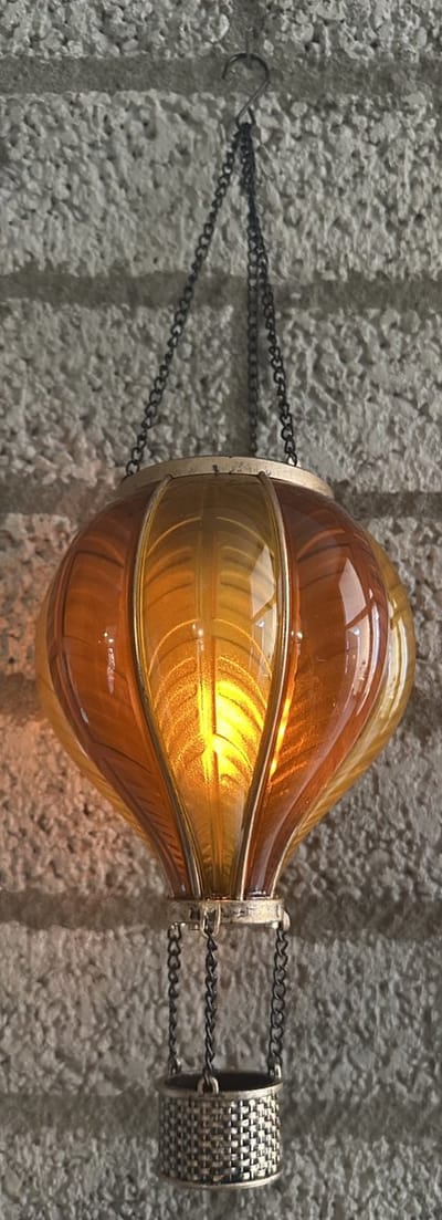 Decoratieve solarlamp luchtballon " met flame LED " - 2 kleuren geel+oranje verticaal - kunststof - hangend model - hoogte 37 x dia 11 cm - Tuindecoratie - Tuinverlichting