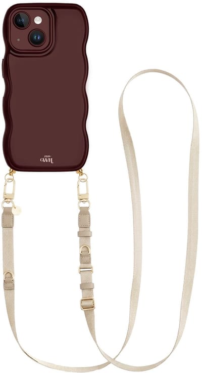 xoxo Wildhearts Glossy Wavy Cord Case Burgundy - Geschikt voor iPhone 15 Plus - Lanyard Strap (Beige) - Lang koord - Glimmend telefoonhoesje met golven - Hoesje met koord - Stevig telefoonkoord - Lange telefoonketting - Bordeaux rood hoesje