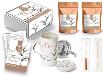 Thee Giftset “The Art of Relaxation” – luxe theepakket met Sencha Fukujyu, Genmaicha, porseleinen mok met deksel & RVS theefilter – inclusief kandijsuiker – ideaal cadeau