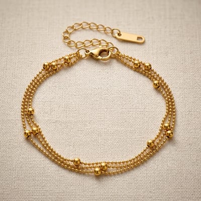 Lundholm Alina Armband Dames Goudkleurig – Premium Stainless Steel Gold PVD Plated – 3 Laagse Armband met Bolletjes – Minimalistische Armband Dames – Classy Schakelarmband – 17 + 5 cm Verstelbaar – Waterproof & Hypoallergeen – Scandinavisch Design