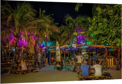 Dibond - Beachclubje in de Nacht - 150x100cm Foto op Aluminium (Wanddecoratie van metaal)