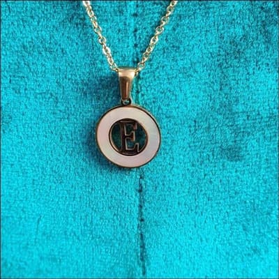 Aramat Jewels | Halskettingen | Initiaal Ketting Goudkleur met Schelp Inlay 45cm - Personaliseerbaar | F | |1,5mm | Staal | Volwassenen | Verkleurd niet