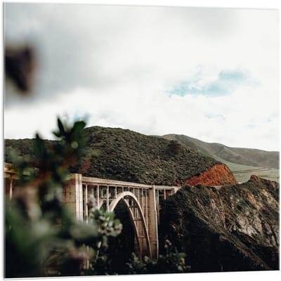 Acrylglas - Viaduct in de Bergen - 100x100cm Foto op Acrylglas (Wanddecoratie op Acrylglas)