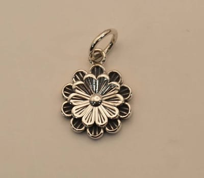Hanger bloem van 925 zilver - sterling zilveren hangertje van een bloemtje- zilveren hangers kleine bloem- pendant flower silver - bloemen hangers van zilver - sierlijke hangers - eleganten hangers van zilver - prachtige dames hangers