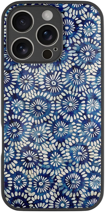 Hoesje geschikt voor iPhone 16 Pro - Azure daisies - Luxe Hard Case - Bloemen - Blauw - Mooie Telefoonhoesjes
