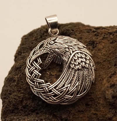 Zilveren hanger adelaars kop met aan de zijkant een knoop - adelaar hanger van 925 zilver - eagle pendant silver - hangertje van adelaarskop met oneindige knoop - leuke dieren hangers - wilde dieren hangers zilver - ronde zilveren hanger adelaar