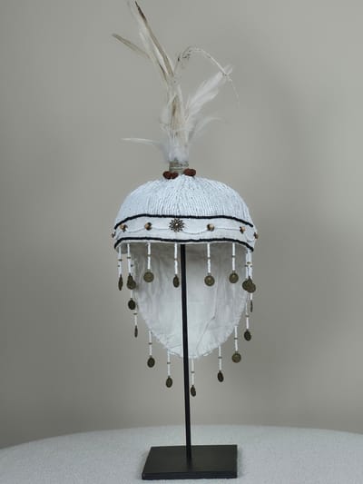 Blitzdeco - Decoratieve Helm - Serenity Collection - Witte Kralen - Gouden Accenten & Veren