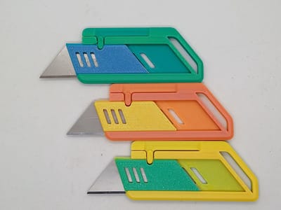 3 STUKS BOX CUTTER - IN VROLIJKE KLEUREN - MES IS VERVANGBAAR - MINI STANLEYMES - IN EN UIT SCHUIFBAAR - IDEAAL OM EEN PAKKET TE OPENEN - BOX OPENER - 3D GEPRINT - SLEUTELHANGER - DOOS SNIJDER