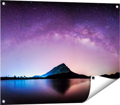 Gards Tuinposter Melkweg bij een Berg in Thailand - 80x60 cm - Tuindoek - Tuindecoratie - Wanddecoratie buiten - Tuinschilderij