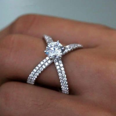 Huitan Bague Croix Magnifique Brillante Dame Accessoires de Fête de Fiançailles avec Zircone Cubique Brillante Bijoux de Doigt de Luxe pour Femmes 10