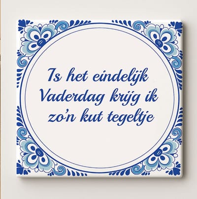 Grappige Vaderdag Tegel “Is Het Eindelijk Vaderdag Krijg Ik Zo’n Kut Tegeltje” 15x15 cm – Humoristische Blauwe Delfts-Stijl Keramische Cadeautegel voor Vaders