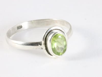Fijne zilveren ring met peridoot - maat 15.5