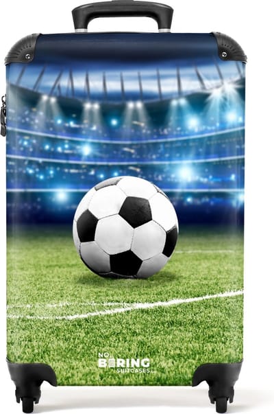 NoBoringSuitcases.com® - Kinderkoffer jongen - Voetbal op het veld - Kindertrolley jongens - Handbagage koffer lichtgewicht - Reiskoffer trolley kind - Rolkoffer met wieltjes - Past binnen 55x40x20 en 55x35x25