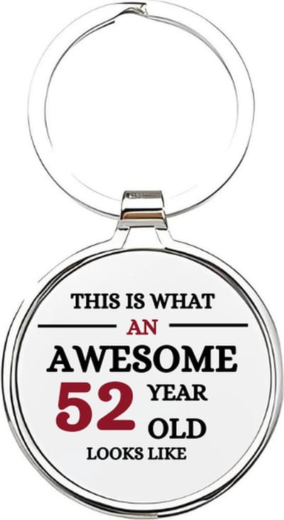 Akyol - this is what an awesome 52 year old looks like Sleutelhanger - Verjaardag - jarigen - jarig - jarige - 52 jaar - verjaardagscadeau - cadeau voor een jarige - feest - cadeau - cadeautje - verjaardagscadeautje - 4 x 7,5 CM