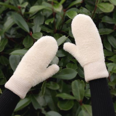 Beige fluffy dameswanten - faux fur wanten voor dames - beige handschoenen - herfst en winter - STUDIO Ivana