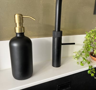 BBBLS® Zeepdispenser Blanco 500 ml – Zwart Glas – Gouden RVS/Metalen Zeeppomp – Luxe Design Zeepdispenser – Hervulbaar – Badkamer, Keuken & Toilet