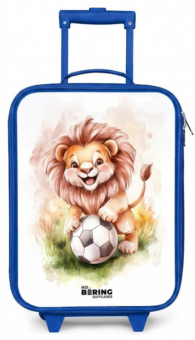 NoBoringSuitcases.com® - Kinderkoffer blauw - Kindertrolley jongen - Speelse leeuw met voetbal op grasveld - Koffer kind lichtgewicht - Reiskoffer trolley voor kinderen - Koffertje met lichtgevende wieltjes - Rolkoffer