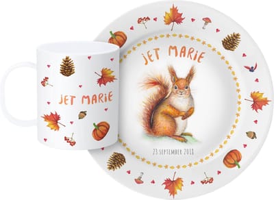 World of Mies kinderservies met naam - Uniek en persoonlijk baby eetsetje met bord en beker voor een herfst baby - handgeschilderd gepersonaliseerd kraamcadeau met eekhoorn en vrolijke herfstdecoraties - BPA vrij kunststof - dieren in aquarel
