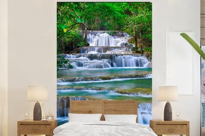 Behang - Fotobehang Waterval - Bomen - Natuur - Water - Jungle - Breedte 145 cm x hoogte 220 cm