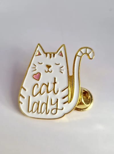 Broche Cat Lady wit - sierspeld kat - kattenvrouwtje - sjaalspeld