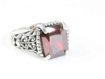 Bewerkte zilveren ring met granaat - maat 17