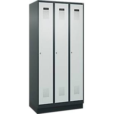 C+P Evolo Plus garderobekast, 3 vakken, 300 mm vakbreedte, met plint, rechts scharnier, soft-close, inbraakwerend, B 900 x D 500 x H 1950 mm, cilinderslot, antracietgrijs RAL 7016/lichtgrijs RAL 7035