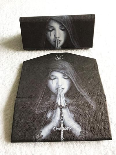Anne Stokes Gothic Prayer opvouwbare kunststof brillenkoker, Maria achtige afbeelding met gevouwen handen en met traan en ketting