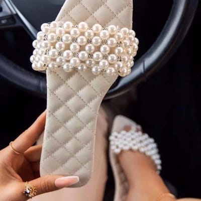 Lente en Zomer Nieuwe Dames Parel Strass Dames Alles-match Casual Slippers Mode Effen Platte Schoenen Sandalen 35 white