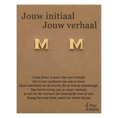 Letter M Oorbellen op Cadeau Kaartje - Jouw initiaal, jouw verhaal - Goudkleurig Stainless Steel - 7mm Initiaal Oorknopjes- Pax Amare