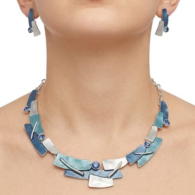 Zilverkleurige ketting voor dames met abstract design en blauwe accenten inclusief oorbellen