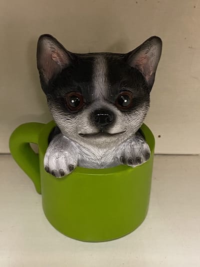 Decoratief figuur in mok - hond - zwart - polyresin - hoogte 11x9x6cm - groen - Woonaccessoires