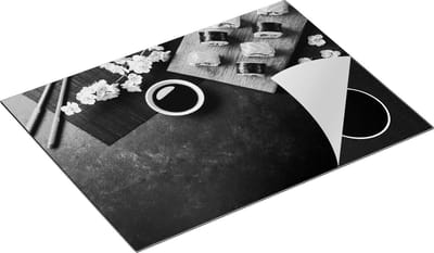 Chefcare Inductie Beschermer Sushi met Soja Saus op een Zwarte Marmeren Plaat - Zwart Wit - 70x50 cm - Afdekplaat Inductie - Kookplaat Beschermer - Inductie Mat