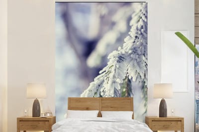 Behang - Fotobehang Winter - Dennenboom - Sneeuw - Landelijk - Breedte 160 cm x hoogte 240 cm