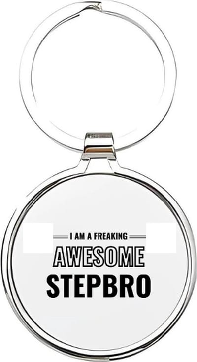 Akyol - i am an freaking awesome stepbro Sleutelhanger - Broer - de leukste stiefbroer - stiefbroer sleutelhanger - broers sleutelhanger - sleutelhanger voor je broer - familie sleutelhanger - verjaardagscadeautje - broer cadeau - 4 x 7,5 CM