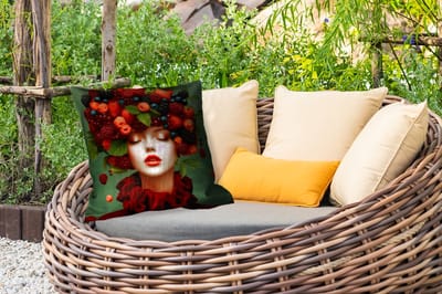 Buitenkussen Weerbestendig - Vrouw - Aardbeien - Frambozen - Bramen - Bessen - 50x50 cm