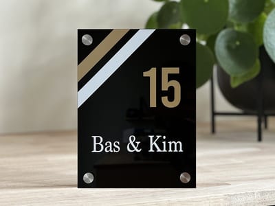 Naambordje / huisnummer voordeur strak zwart balk goud 15x20cm