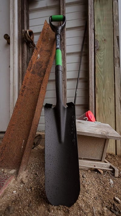 Robuuste constructie - Ergonomische antislip handgreep - Extra grote treden - Tuinieren en landbeheer