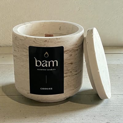 BAM Kaarsen Cookies Geurkaars – Zonnebloemwas – Houten Lont – Goud Gemarmerd Rond Potje met Deksel – 140 g