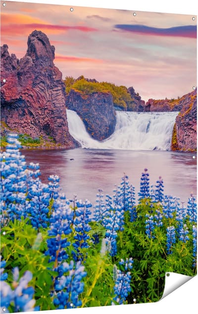 Gards Tuinposter Waterval met Blauwe Lupine Bloemen - 120x160 cm - Tuindoek - Tuindecoratie - Wanddecoratie buiten - Tuinschilderij