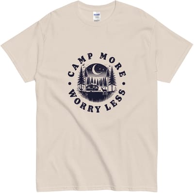 Camping Quote T Shirt - Kamperen minder Stress - Camp More Design - Natuur Liefhebbers - Beige - S