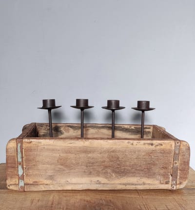 Houten steenmal met 4 kandelaars
