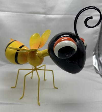 Metalen deco (tuin) gele bij met wiebelhoofd + lijfje - geel & zwart - hoogte 24x24x14cm - Woonaccesoires - Tuinaccessoires