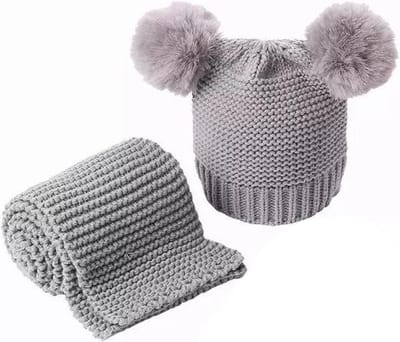 Gebreide muts en sjaal set voor peuter – grijs – met twee pompoms – warme winterset voor kinderen 2-4 jaar